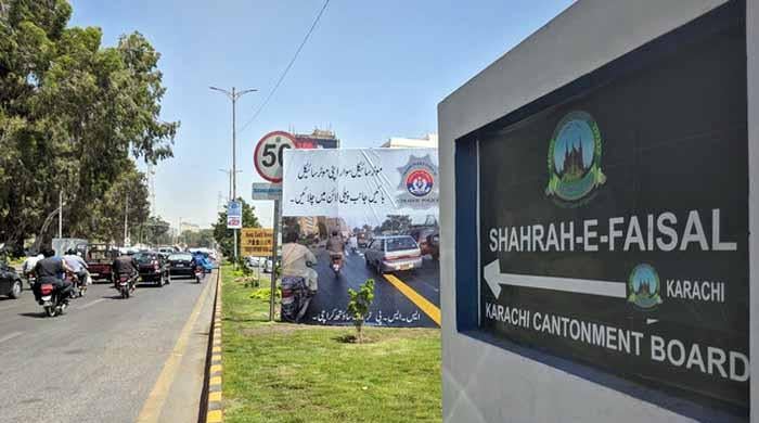 شارع فیصل پر لین کی خلاف ورزی پر چالان، موٹرسائیکلز،کمرشل گاڑیوں کو تیسرے اور چوتھے ٹریک پر چلنے کی ہدایت
