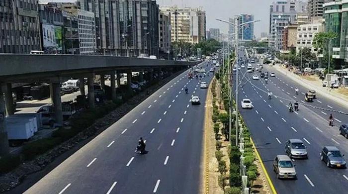 کراچی: شارع فیصل پر لین خلاف ورزی پر پہلے دن کتنے چالان ہوئے؟ رپورٹ جاری