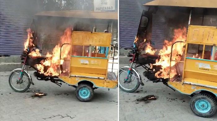 ویڈیو: رکشہ ڈرائیور نے چالان ہونے پر رکشے کو آگ لگادی