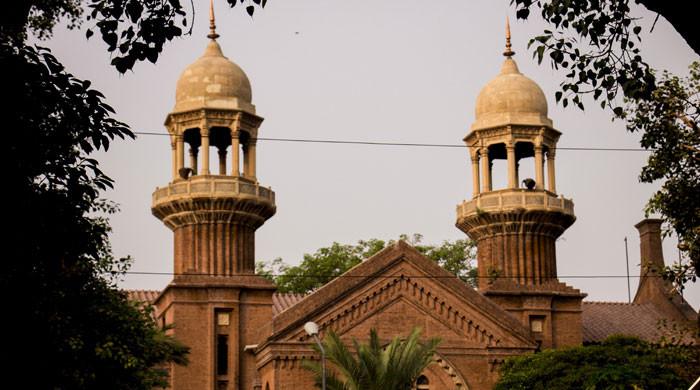 لاہور: بیوی نے اختلافات پر جہیز میں ملنے والی گاڑی فروخت کرنے پر شوہر پر فراڈ کا مقدمہ درج کرادیا