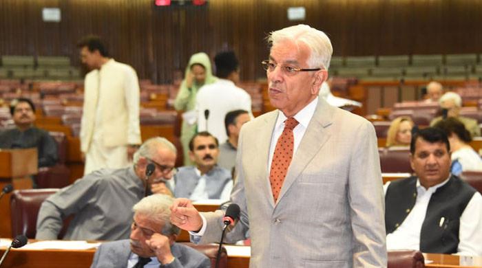 لیڈر کی رہائی کیلئے احتجاج ضرور کریں لیکن ادارے کو بے توقیر نہ کریں: خواجہ آصف کا پی ٹی آئی کو مشورہ 