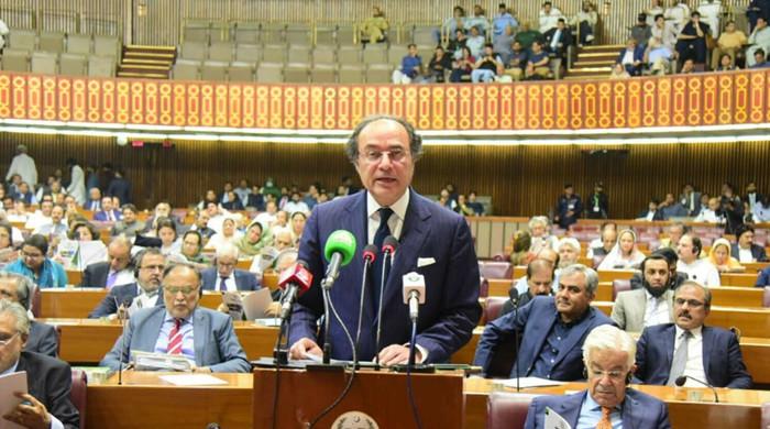 قومی اسمبلی میں بجٹ اجلاس: وزیر خزانہ محمد اورنگزیب 18 ہزار ارب روپے سے زائد کا وفاقی بجٹ پیش کررہے ہیں