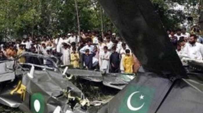 مردان: پاک فضائیہ کا تربیتی طیارہ گرکر تباہ، 2 پائلٹ شہید