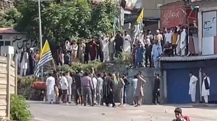 راولاکوٹ:کالعدم ایکشن کمیٹی کے مظاہرین نے والدہ کے انتقال کا سن کر جانیوالے پولیس اہلکارکی ٹانگیں توڑ دیں