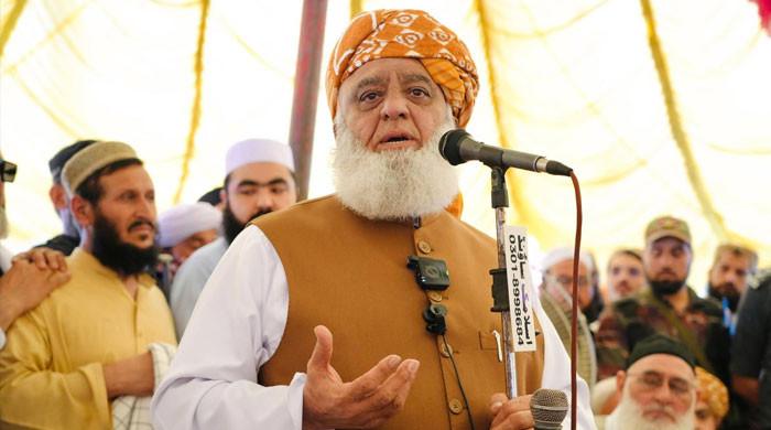 امریکی صدرکی نظر دنیا کی دولت پر ہے، خطےکے وسائل پر قبضےکیلئے بے امنی پھیلائی گئی ہے: فضل الرحمان