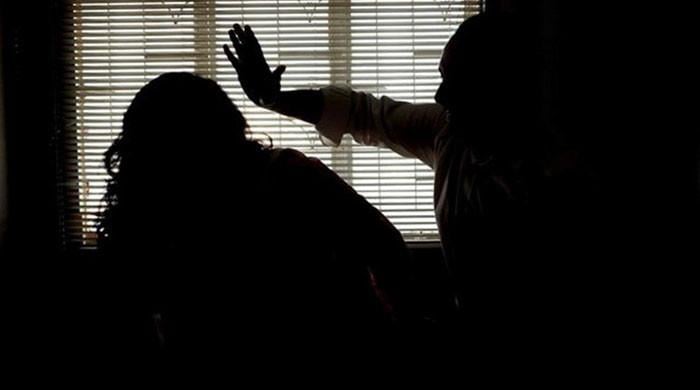 بھارت: نشے میں دھت شوہرکا بیوی پر تشدد، سر مونڈ دیا