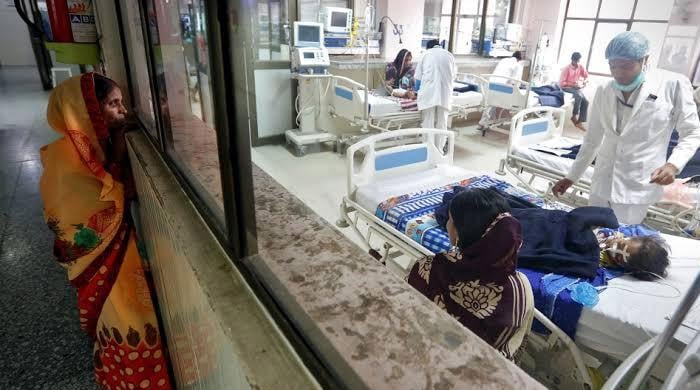 بھارت: ٹھیلے سے مضر صحت کھانا کھانے کے بعد 59 افراد کی حالت بگڑ گئی، اسپتال منتقل