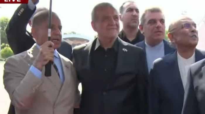 ایرانی صدرمسعود پزشکیان ایک روزہ دورے پر پاکستان پہنچ گئے