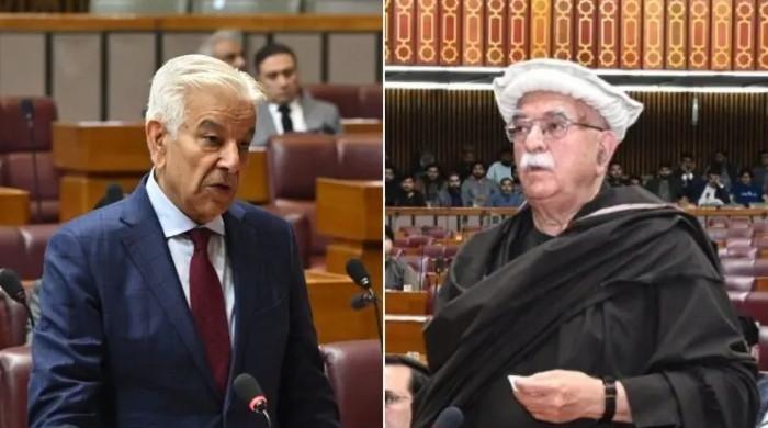 محمود اچکزئی تحریک انصاف کے درمیان بیٹھے عجیب و غریب لگتے ہیں: خواجہ آصف