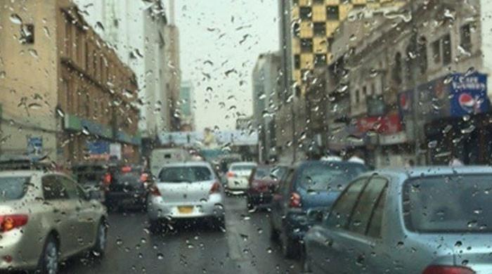 کراچی کا موسم گرم و مرطوب رہنے اور مختلف علاقوں میں بوندا باندی کا امکان