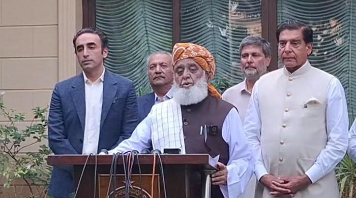 ایکشن کمیٹی نے ثالثی کی پیشکش کی، امید ہے وزیر اعظم مثبت قدم اٹھائیں گے: مولانا فضل الرحمان