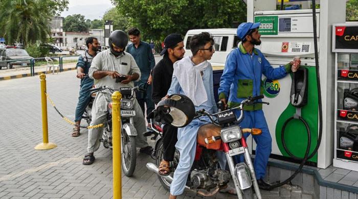 عالمی تیل کی قیمتوں میں مزید کمی کا اثر ملک کی تیل کی قیمتوں پر پڑنےکی توقع ہے: وزارت خزانہ