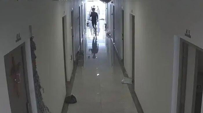ڈیلیوری رائیڈر نے جلتے ہوئے فلیٹ میں داخل ہوکر آگ کو بجھا دیا