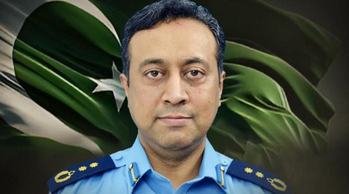 اسلام آباد: ائیرفورس کے بہادرگروپ کیپٹن عاصم خاتون کو بچاتے ہوئے شہید