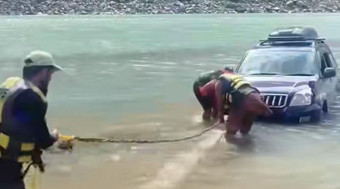 سوات: جھیل میں ویڈیو بناتے ہوئے سیاحوں کی گاڑی پھنس گئی، 3 افرادکو ریسکیو کرکےجرمانہ کردیا گیا