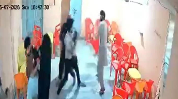 بہاولپور کے نجی ہوٹل میں اونچی آواز میں باتیں کرنے سے منع کرنے پر جھگڑا، گھونسوں اور کرسیوں کا استعمال 