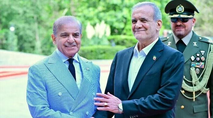 پاکستان اور ایران ہر موقع پر کندھےسےکندھا ملا کر کھڑے ہوتے ہیں، پاکستان کی حمایت کبھی فراموش نہیں کریں گے: ایرانی صدر