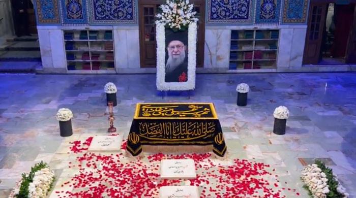 ایران کے شہید سپریم لیڈر آیت اللہ خامنہ ای کی قبر کی ویڈیو اور تصاویر سامنے آگئیں