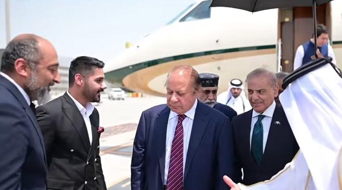 وزیراعظم شہباز شریف ایک روزہ دورے پر قطر پہنچ گئے، نواز شریف بھی ہمراہ