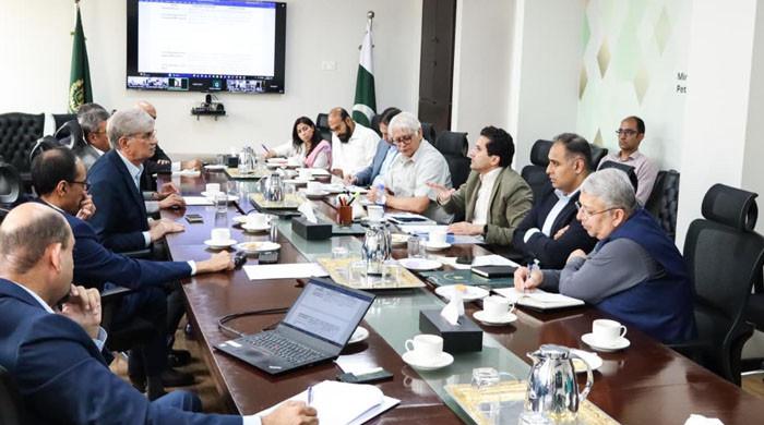 پاکستان میں پیٹرول کی قیمتیں بنگلا دیش، سری لنکا اور ترکیے سےکم اور بھارت کے تقریباً برابر ہیں: علی پرویز ملک 