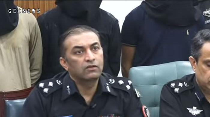 کراچی: دوران ڈکیتی ڈاکٹر آکاش کو قتل کرنیوالے ملزمان کو گرفتار کر لیا: ڈی آئی جی ساؤتھ