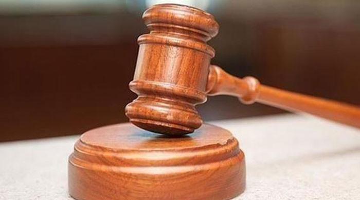 خاتون ساتھی ورکرکو خواجہ سرا سے تشبیہ دینے پر سرکاری افسر کو جرمانےکی سزا سنادی گئی