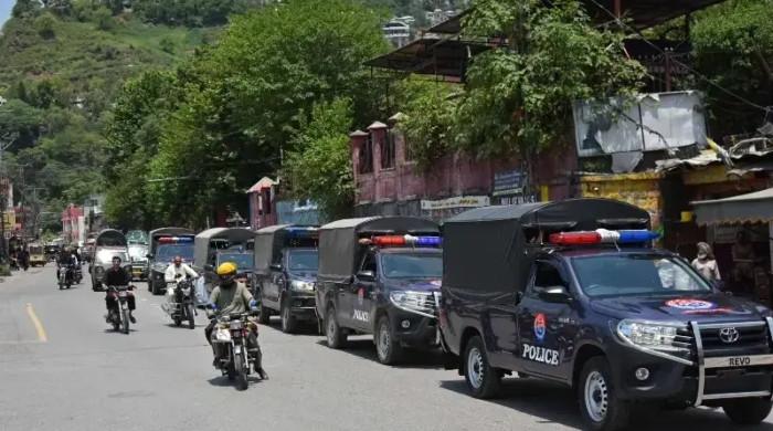 کالعدم ایکشن کمیٹی کے شرپسندوں نے اسلام آباد پولیس کے اہلکار کو گاڑی سے اتار کر تشدد کا نشانہ بنایا، آزاد کشمیر پولیس