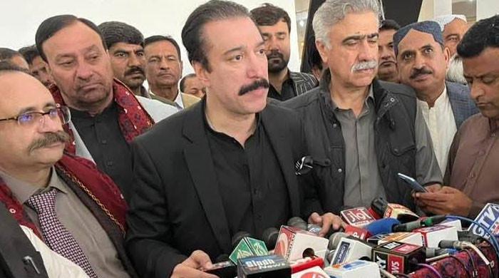 وزیراعظم آزادکشمیر فیصل راٹھور کے اسکواڈ میں شامل گاڑی کھائی میں جاگری، پولیس اہلکار جاں بحق