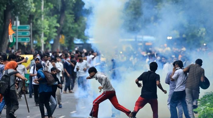 بھارت میں وزیر تعلیم  سے استعفے  کے مطالبے پر کاکروچ جنتا پارٹی کا پارلیمنٹ کی جانب مارچ، پولیس کا لاٹھی چارج