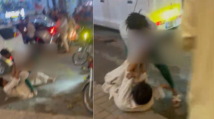 راولپنڈی: کرایہ ادا نہ کرنے پرغیرملکی خاتون اور ٹیکسی ڈرائیور میں مار کٹائی، ویڈیو وائرل