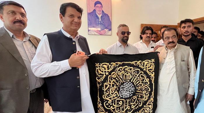 رانا ثنا اور امیر مقام کی برطانوی بزنس مین سے ملاقات، راجہ وسیم نے غلاف کعبہ بطور تحفہ پیش کیا