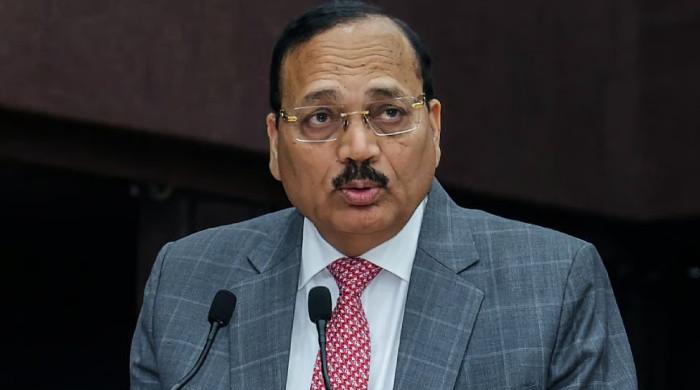 طلبہ پر پولیس لاٹھی چارج کی ویڈیو دیکھنے سے انکار کرنے والے بھارتی چیف جسٹس کو وضاحتیں دینا پڑگئیں
