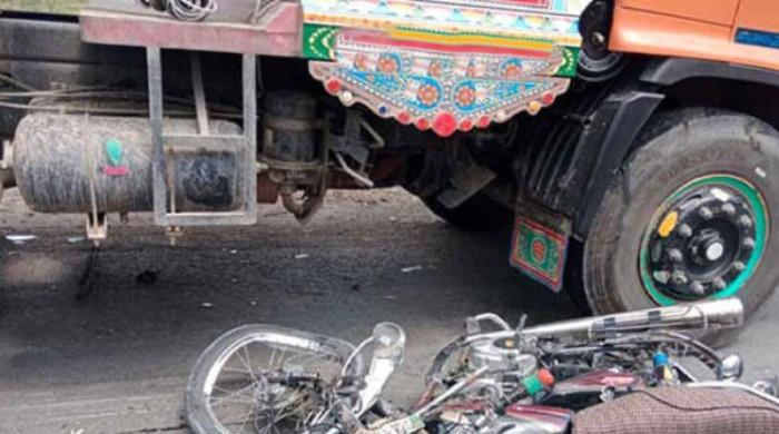 کراچی میں ٹرک کی موٹرسائیکل کو ٹکر، 3 افراد جاں بحق