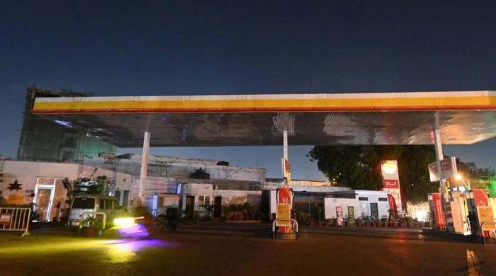 حکومت نے ڈیزل 3 روپے مہنگا ، پیٹرول ایک روپیہ سستا کردیا