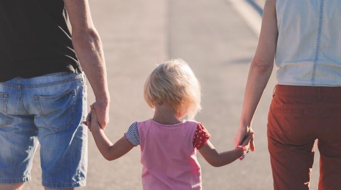 اولاد کی آمد سے باپ کے مقابلے میں ماں کی صحت زیادہ متاثر ہوتی ہے، تحقیق
