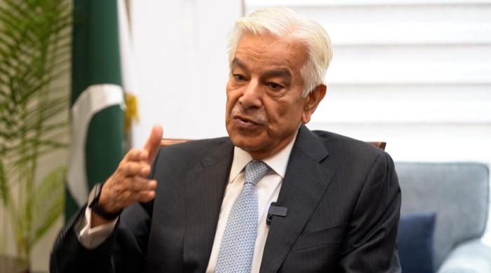 پی پی اور ہمارے درمیان دراڑیں موجود ہیں تاہم ابھی موجودہ سیٹ اپ کے جانے کی کوئی نشانیاں نہیں: خواجہ آصف