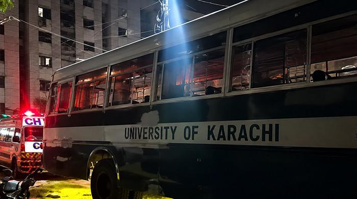 کراچی میں شارع فیصل پر جامعہ کراچی کی بس کی ٹکر سے موٹر سائیکل سوار لڑکی جاں بحق
