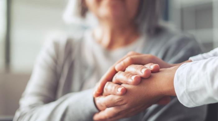 درمیانی عمر میں 3 چیزوں کا خیال رکھ کر بڑھاپے میں جان لیوا دماغی مرض سے بچنا ممکن