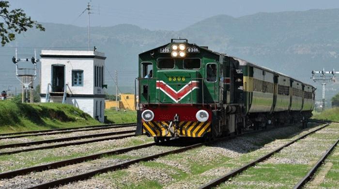 پتوکی: 20 سالہ نوجوان ہینڈ فری لگا کر ریلوے ٹریک کراس کرتے ہوئے ٹرین کی زد میں آکر  جاں بحق