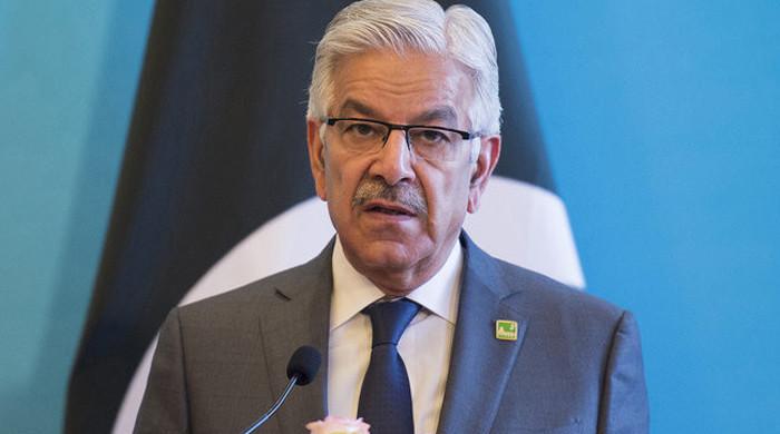 پی ٹی آئی کا جشن اس شدید خواہش کی عکاسی کرتا ہے کہ کسی طرح اس کے نااہل قائد کو جیل سے نکالا جائے: خواجہ آصف