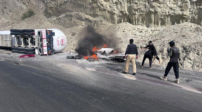 مکران کوسٹل ہائی وے پرگیس باؤزر اورکارمیں تصادم،کار میں سوار 6 افراد جھلس کر جاں بحق
