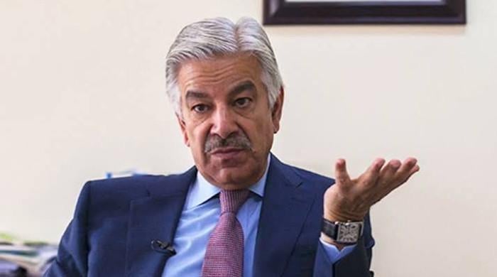 خواجہ آصف نے عمران خان کو نجی اسپتال منتقل کرنے کے فیصلے کی مخالفت کردی