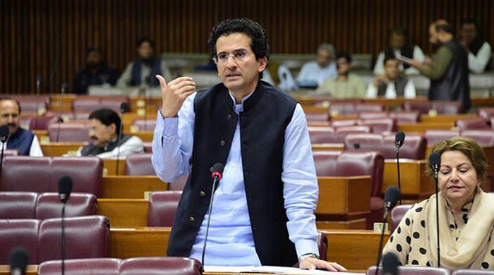 تیل کی قیمتیں  میں نہیں بدلتا، عالمی مارکیٹ میں روز قیمتیں بدلتی ہیں: وزیرپیٹرولیم