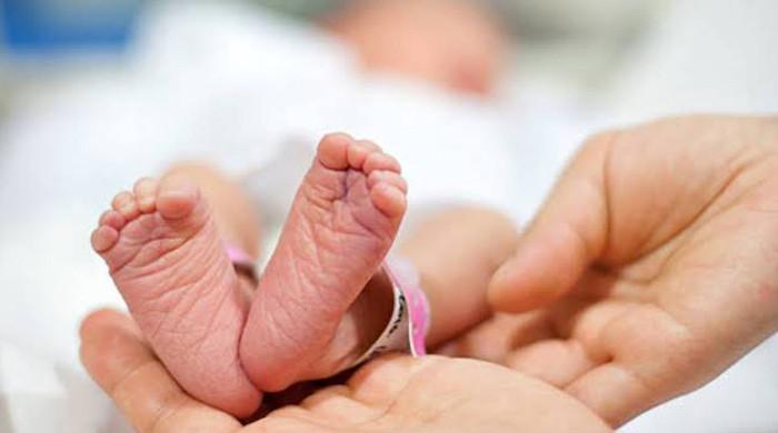 کراچی کے جناح اسپتال میں مبینہ غفلت اور لاپرواہی کی وجہ سے خاتون اور نومولود نے دم توڑ دیا