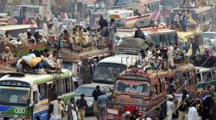 کراچی: ڈیجیٹائزڈ روٹ پرمٹ، فٹنس سرٹیفکیٹ کے بغیر چلنے والی پبلک سروس گاڑیوں کیخلاف کریک ڈاؤن کا فیصلہ