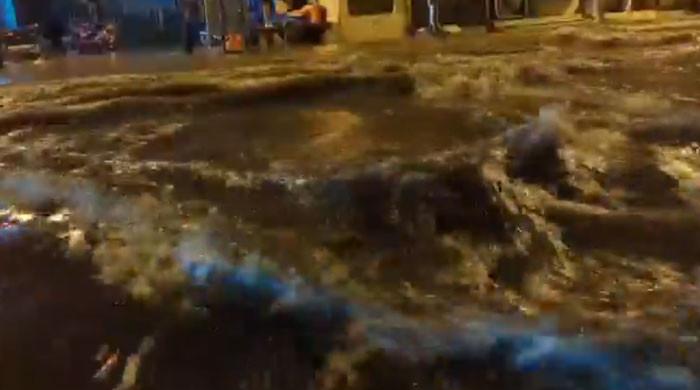 راولپنڈی اسلام آباد میں رات گئے  موسلادھار بارش، انڈر پاسز پانی سے بھر گئے