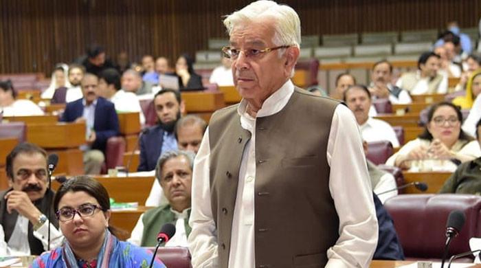 وزارت اطلاعات نے خواجہ آصف کی سوشل میڈیا پر زیر گردش ویڈیو کو ’جعلی اور اے آئی‘ قرار دیدیا