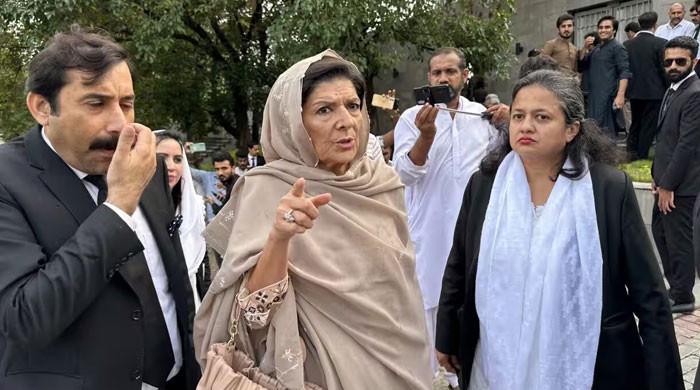 26 نومبر مقدمات: عدالت میں شور شرابے پر جج علیمہ خان اور انکے وکیل پر برہم، نشست سے اٹھ کر چلے گئے