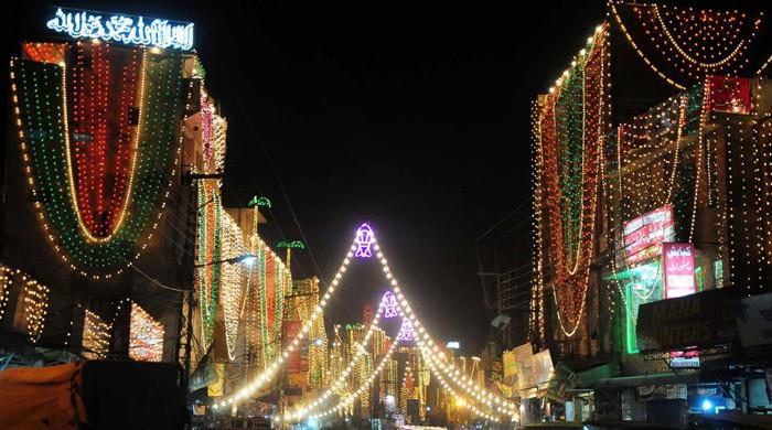 محسنِ انسانیت حضرت محمد ﷺ کی ولادت کا جشن ، گلی کوچے،  سڑکیں، بازار ، عمارتیں رنگ و نور سے منور ہوگئیں