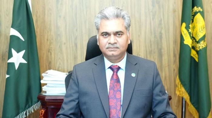 پمز اسپتال واقعہ: وفاقی سیکرٹری صحت عہدے سے برطرف، وزیراعظم نے اعلیٰ سطح کی انکوائری کمیٹی بنادی